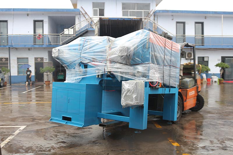 Geelong machinery exported one container：veneer composer/builder/jointer machine, glue thread, mending glue tapes to Indonesia.