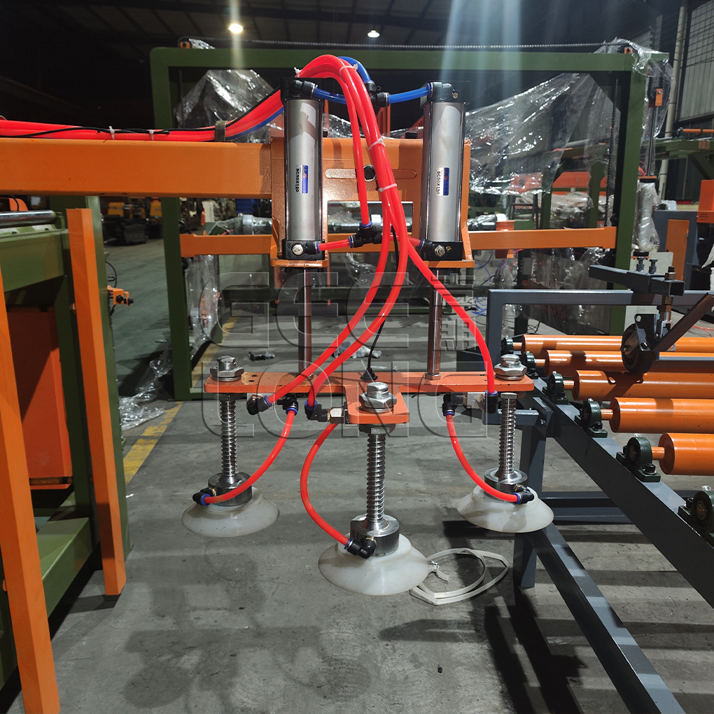 Automatic plywood loader vacuum type